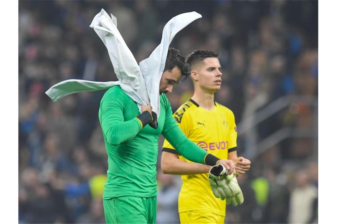 „Bübchenfußball“: Empfindlicher Rückschlag für den BVB Auch Dortmunds Torwart Roman Bürki und Julian Weigl waren nach der Niederlage gegen Inter Mailand bedient. Foto: Bernd Thissen/dpa