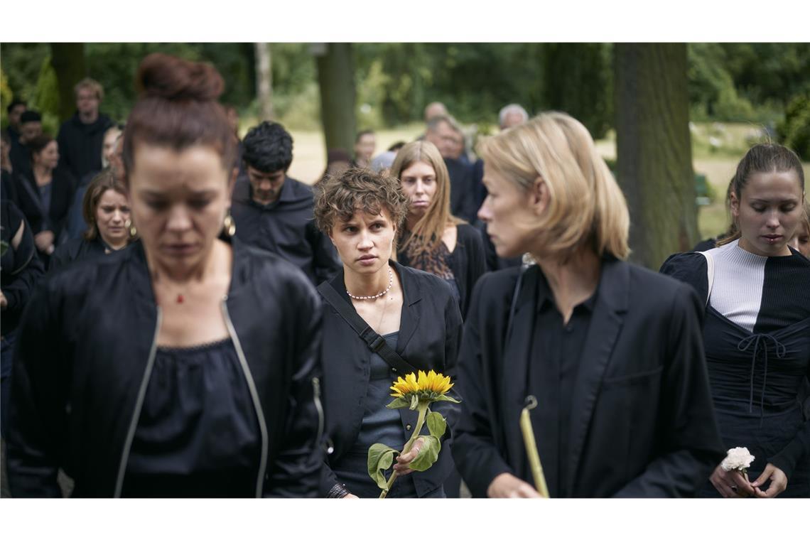 Auch Dr. Schöffler-Hahnfeld (Jenny Schily, zweite von rechts) ist zur Beerdigung erschienen.