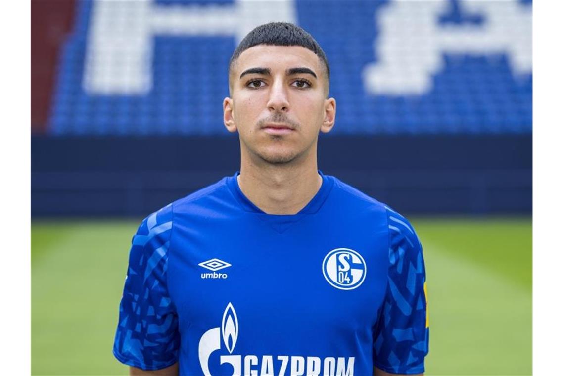 FIFA 20: Schalke besiegt BVB mit 8:0, Gladbach schlägt Köln Auch ein Ass am Controller: Schalkes Nassim Boujellab. Foto: Guido Kirchner/dpa