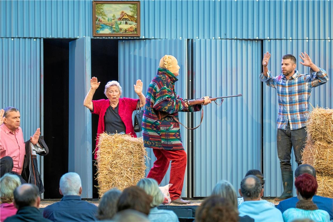 Auch ein Banküberfall ist Teil der Handlung des Stücks „Die letzte Sau“, mit dem die Backnanger Bürgerbühne auf dem Biolandhof Adrion in Backnang-Schöntal Premiere feiert. Foto: A. Becher