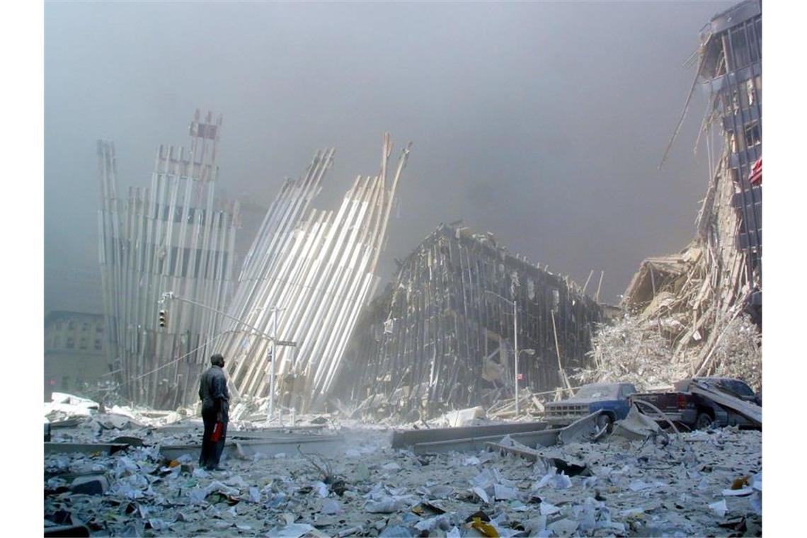 New York gedenkt mit Schweigeminute des 11. September Auch ein Bild, das um die Welt ging: Dieser Mann steht nach dem Einsturz der Twin Towers in den Trümmern; in der Hand hält er einen Feuerlöscher. Foto: Doug_Kanter/AFP/dpa