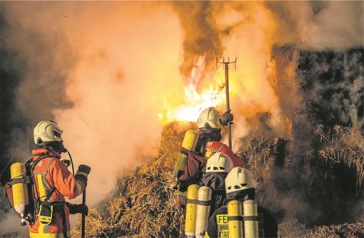 Feuerwehrmann in U-Haft Auch ein brennendes Strohballenlager musste in der vergangenen Woche in Kirchberg gelöscht werden. Es wird jetzt geprüft, ob der Festgenommene für diesen Brand und für weitere Feuer verantwortlich ist. Fotos: 7aktuell/S.Adomat, Sueddeutsche Mediengesellschaft, B. Beytekin