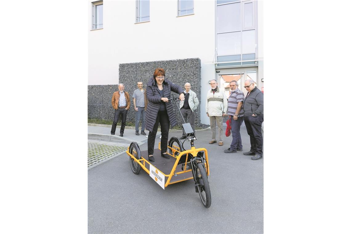 Fachsimpeln mit E-Mobilitätsexperten Auch ein E-Lastenfahrrad konnte beim E-Mobilitäts-Tag in Backnang getestet werden. Foto: J. Fiedler