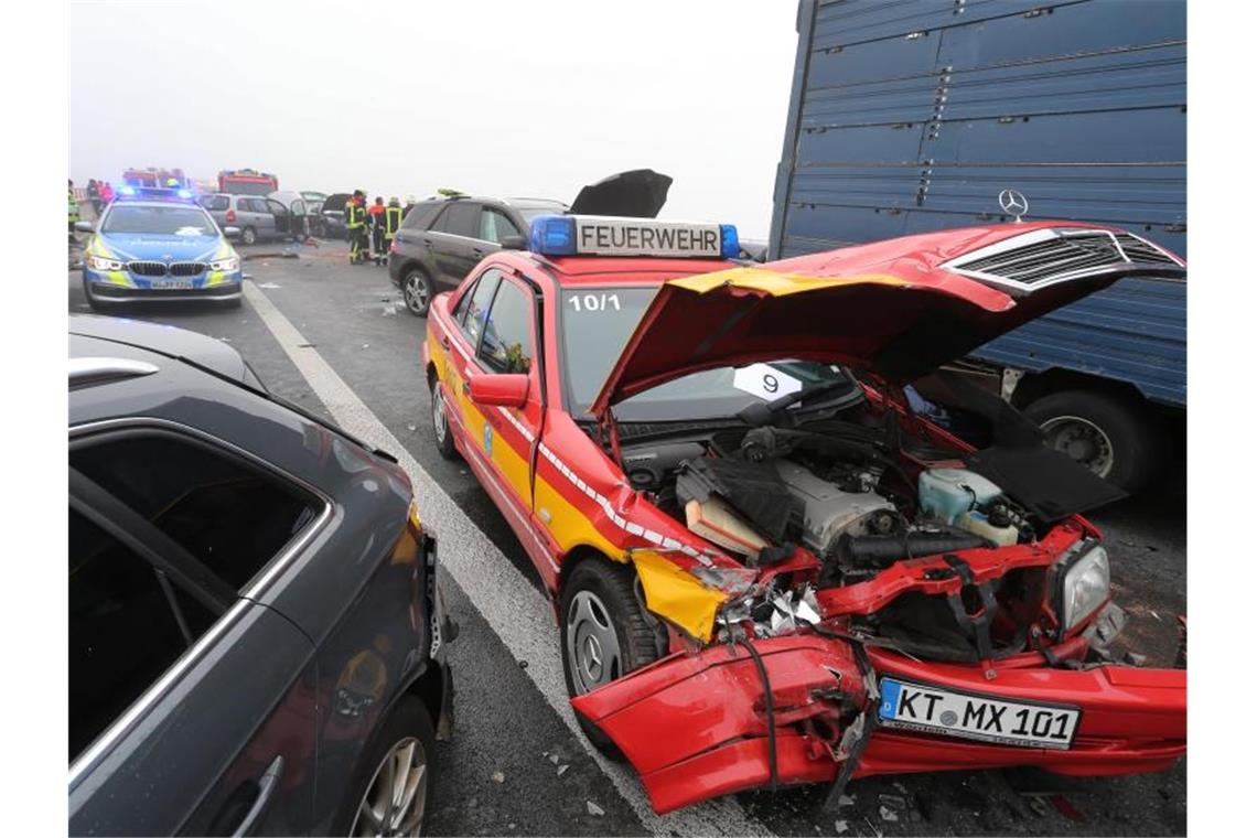 29 Verletzte bei Massencrash auf A7 Auch ein Fahrzeug der Feuerwehr war in den Massenunfall verwickelt. Foto: Karl-Josef Hildenbrand/dpa