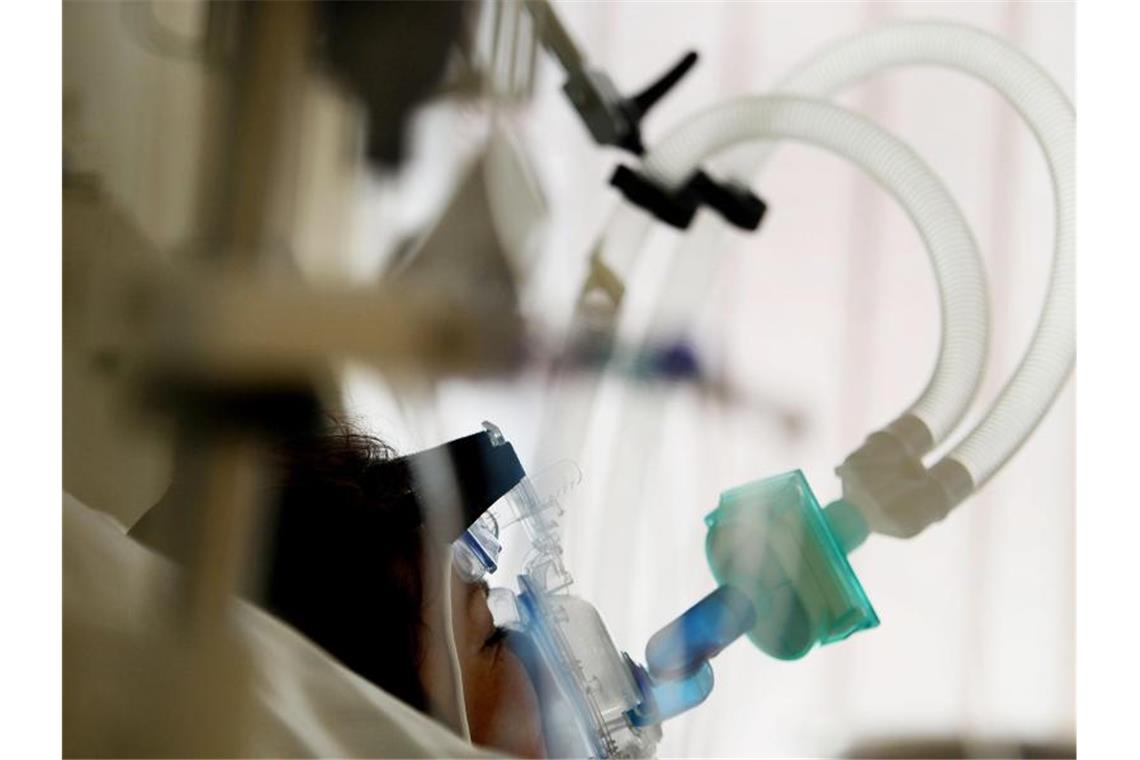 Schließungen und Verbote: Coronavirus hat die Welt im Griff „Auch ein junger Patient ist nicht gefeit davor, einen schweren Verlauf zu haben“, sagt der Chefarzt Clemens Wendtner von der Klinik für Infektiologie in der München Klinik Schwabing. Foto: Oliver Berg/dpa