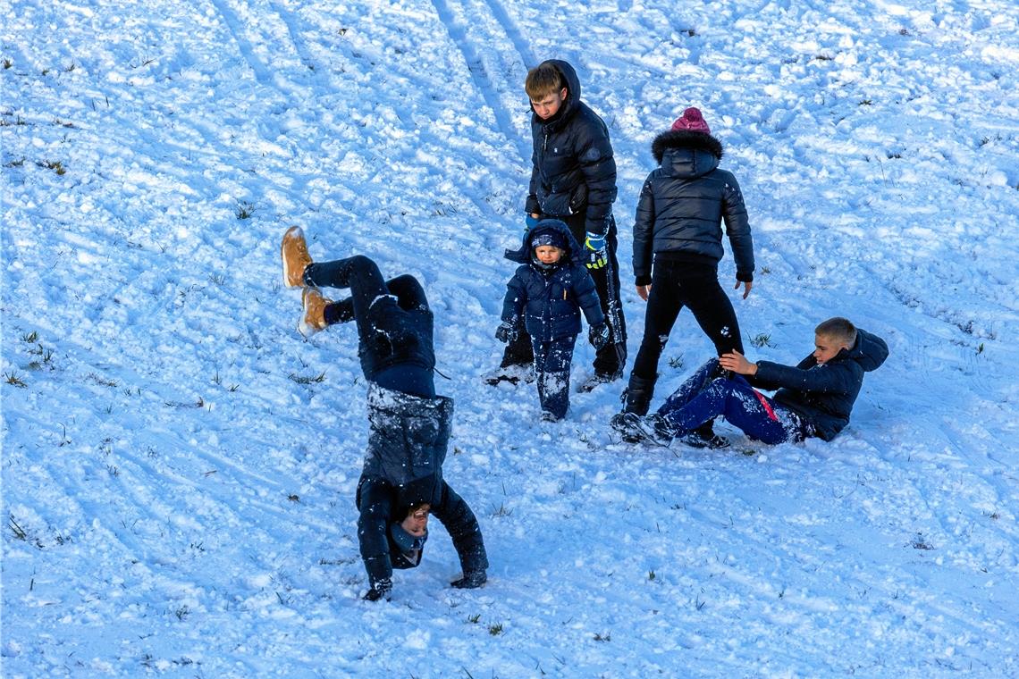 Auch ein Kopfstand vor lauter Schneefreude gehört am Wochenende dazu.