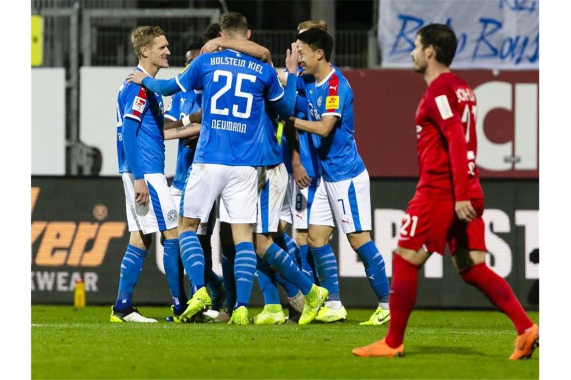 Dumic vermasselt Schusters Rückkehr - Kuriosum in Kiel Auch ein kurioser Ausgleichstreffer konnte den Kieler Heimsieg gegen Bochum nicht verhindern. Foto: Frank Molter/dpa