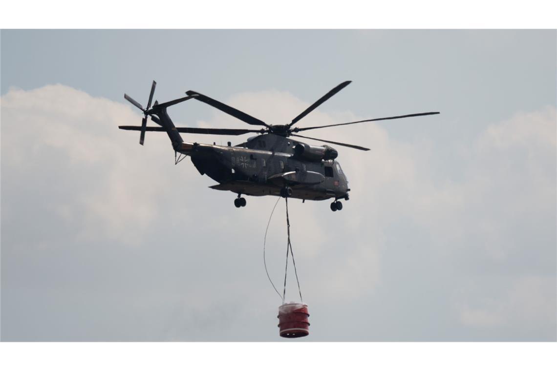 Waldbrände im Osten: Ausbreitung in der Nacht verhindert Auch ein Löschhubschrauber soll bei Tageslicht unterstützen, hieß es.