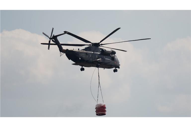 Auch ein Löschhubschrauber soll bei Tageslicht unterstützen, hieß es.
