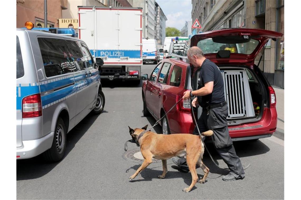 Auch ein Sprengstoffspürhund wurde in Köln eingesetzt. Foto: Oliver Berg