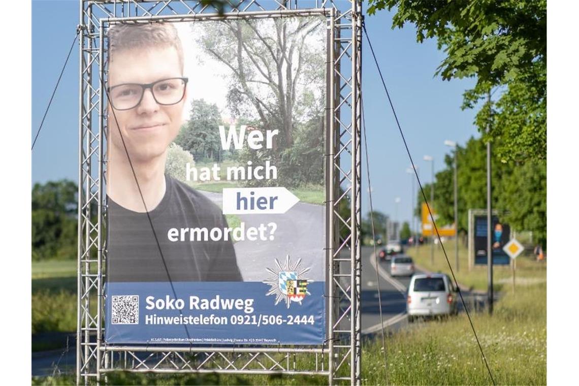 Auch eine Ausstrahlung in der ZDF-Sendung „Aktenzeichen XY... ungelöst“ brachte keine Erkenntnisse: Jetzt sollen Plakate helfen, den Mord an einem 24-Jährigen aus Bayreuth aufzuklären. Foto: Daniel Karmann/dpa