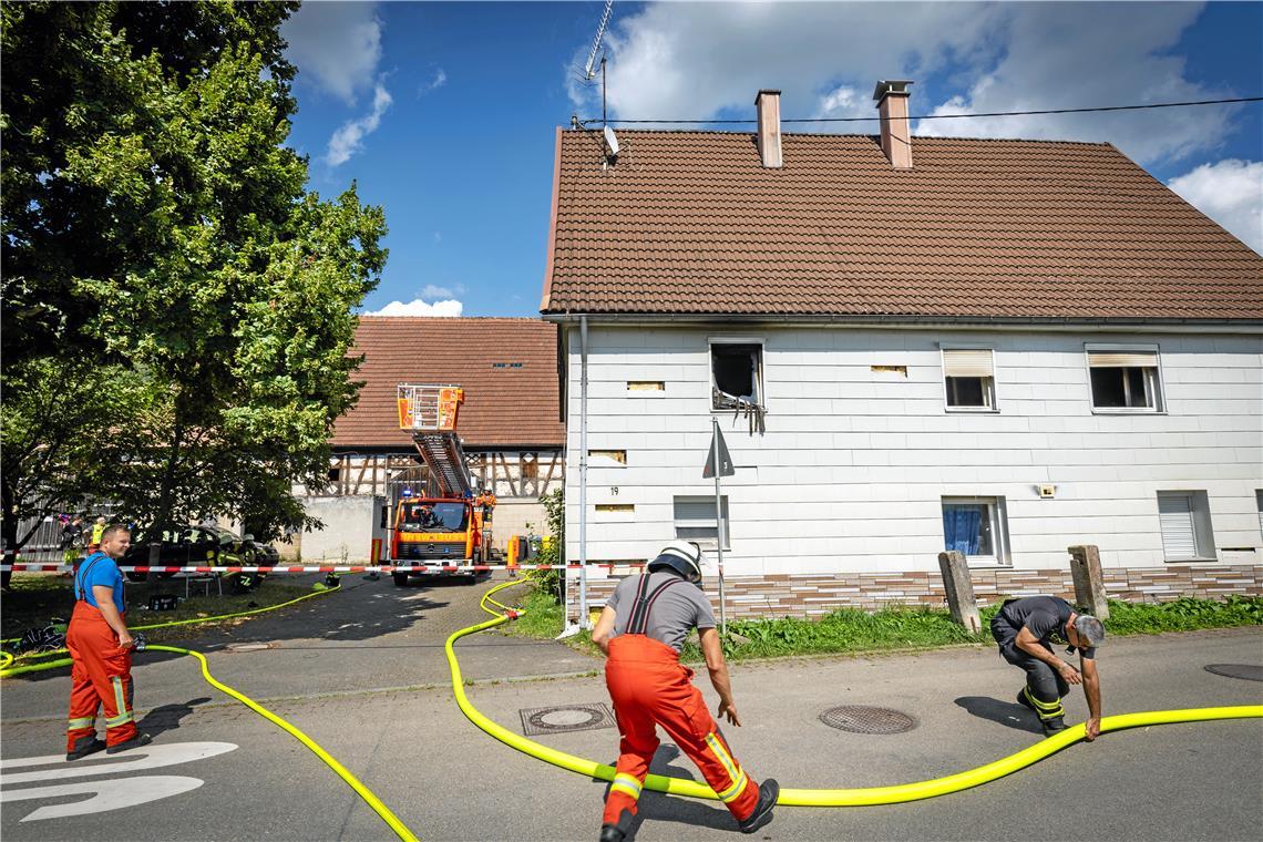 Wohnhausbrand in Auenwald Auch eine Drehleiter ist bei dem Brand in der Dorfstraße 19 im Einsatz. Foto: Alexander Becher
