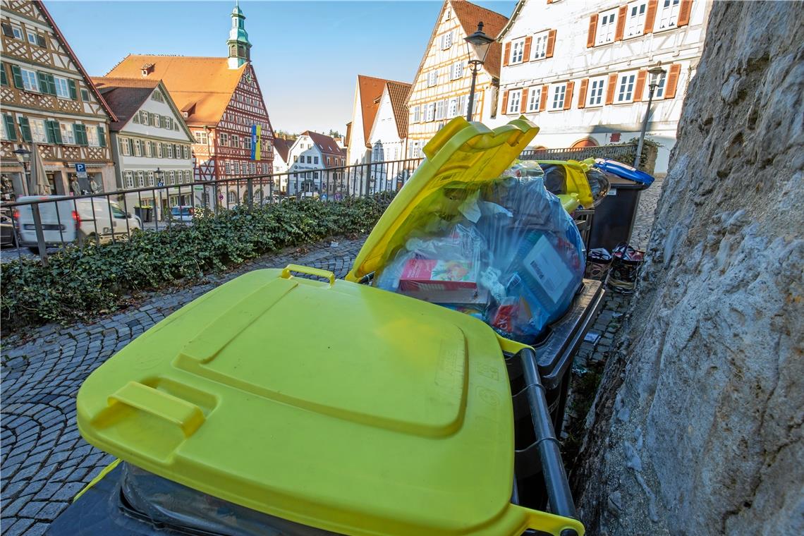 Die Omikron-Welle kommt im Landkreis an Auch eine Folge coronabedingter Krankheitsfälle: Die gelbe Tonne ist in Backnang vergangene Woche nicht abgeholt worden. Foto: A. Becher