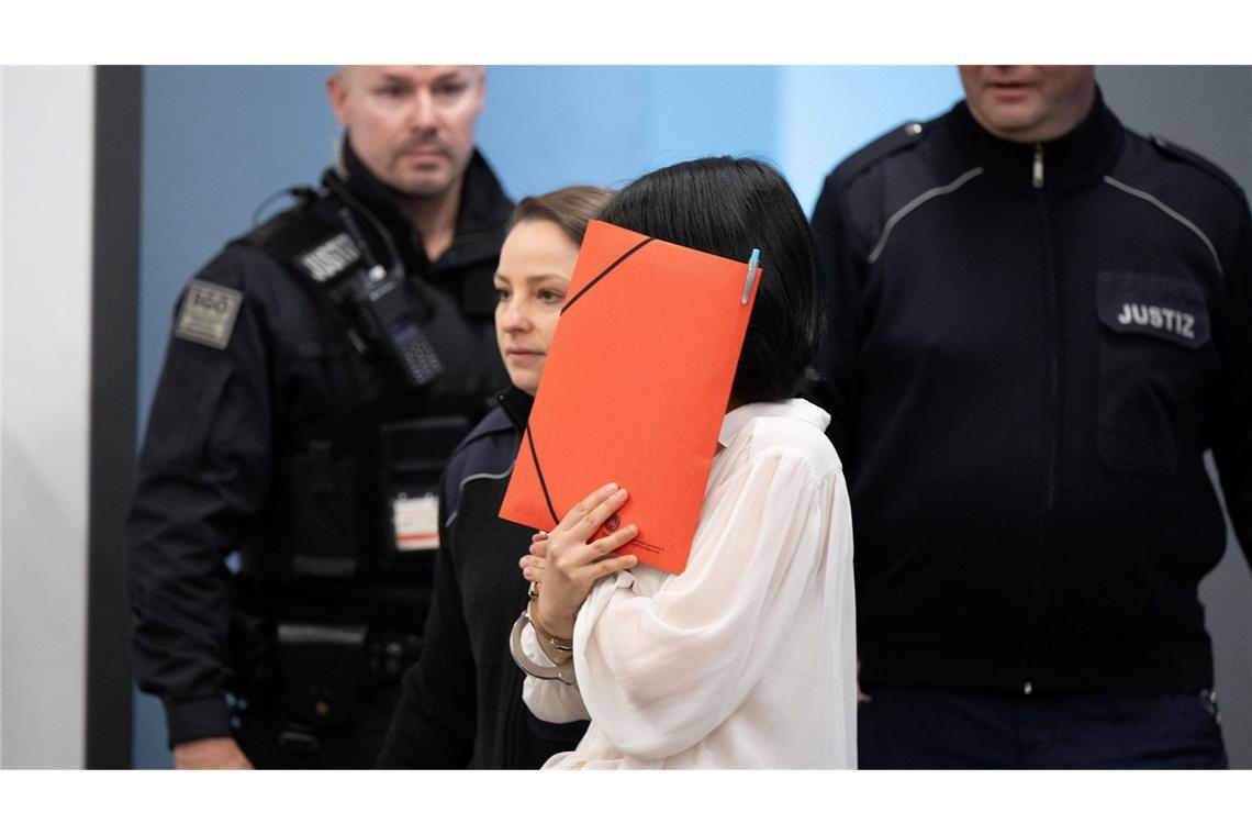 Auch eine Frau, die ehemalige Geliebte des Mitarbeiters, steht vor Gericht.