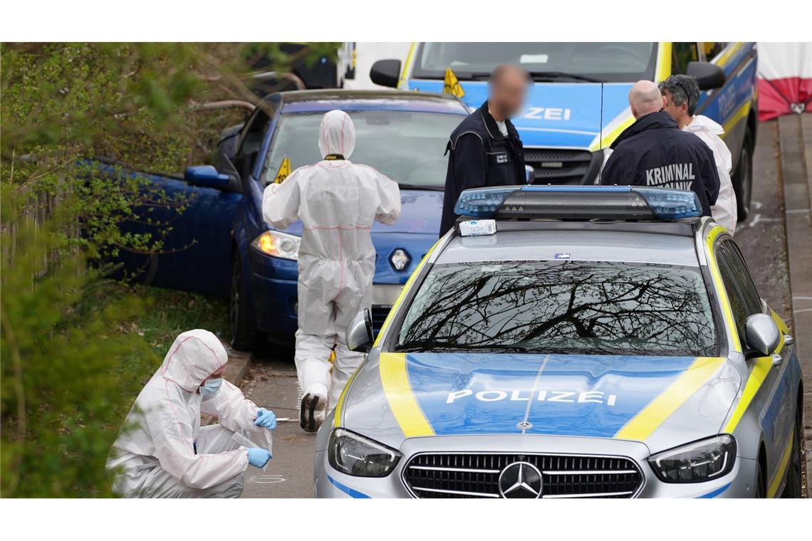 Auch eine Polizistin wurde verletzt, als sie zwischen zwei Autos eingeklemmt wurde
