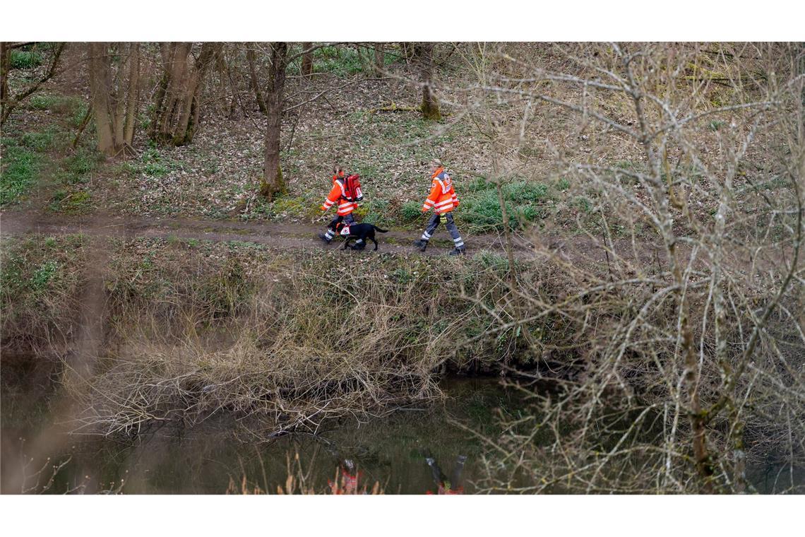 Wo ist Pawlos? Hunderte Einsatzkräfte suchen Sechsjährigen Auch eine Rettungshundestaffel ist im Einsatz.