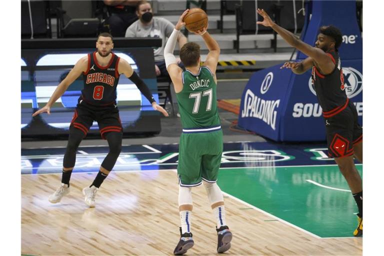Auch eine Top-Leistung von Luka Doncic (M.) konnte die Niederlage der Dallas Mavericks nicht verhindern. Foto: Ron Jenkins/AP/dpa