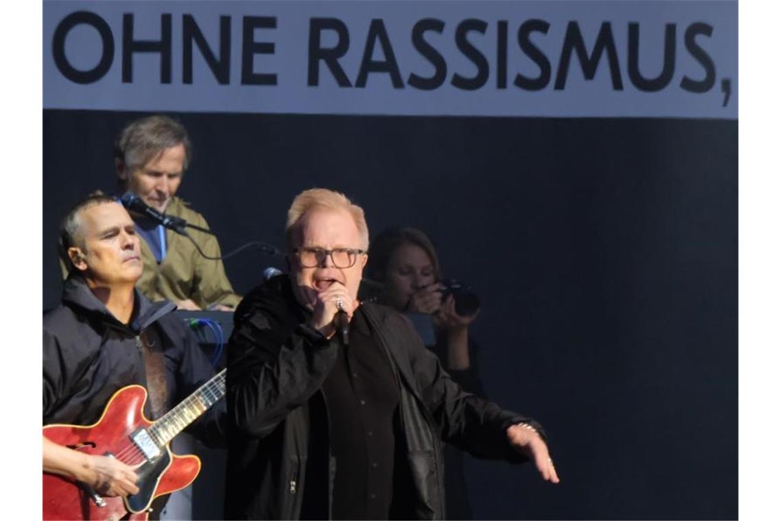 „Kosmos Chemnitz“: Zehntausende feiern für Weltoffenheit Auch er war mit von der Partie: Herbert Grönemeyer. Foto: Sebastian Willnow