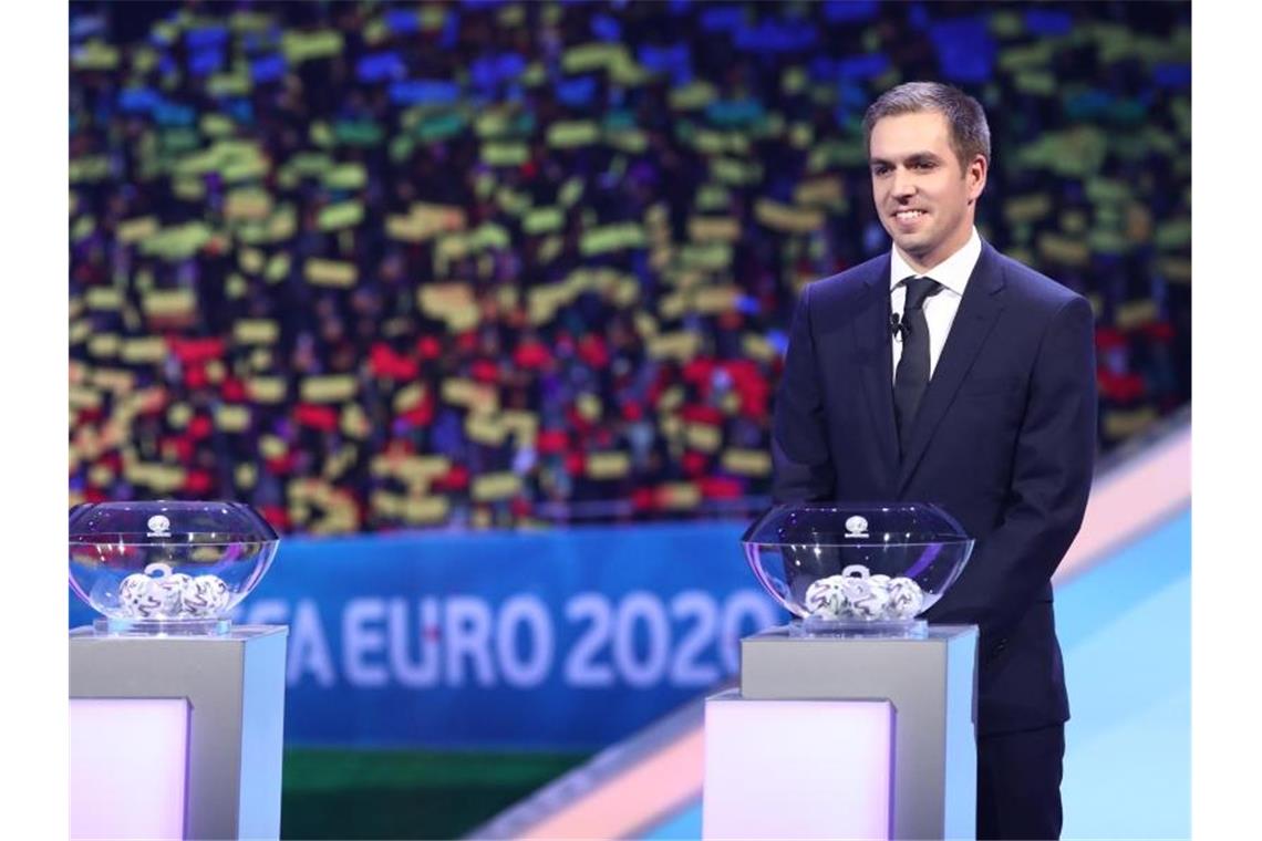 Löw nach EM-Hammerlos: „Ans Limit gehen“ Auch Ex-Weltmeister Philipp Lahm ist in die Auslosungszeremonie eingebunden. Foto: Christian Charisius/dpa