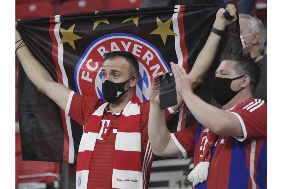 Auch Fans des FC Bayern München feuerten ihr Team an. Foto: Attila Kisbenedek/Pool AFP/AP/dpa