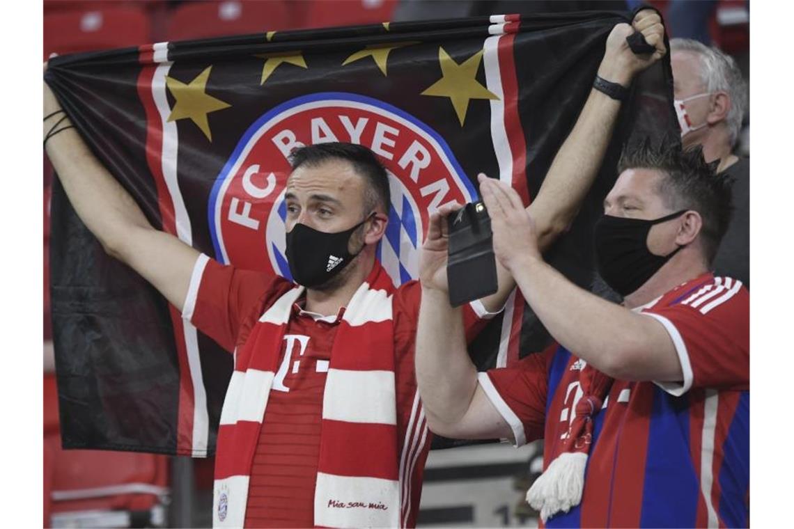 Bayern gewinnt den UEFA-Supercup: Martínez sticht als Joker Auch Fans des FC Bayern München feuerten ihr Team an. Foto: Attila Kisbenedek/Pool AFP/AP/dpa