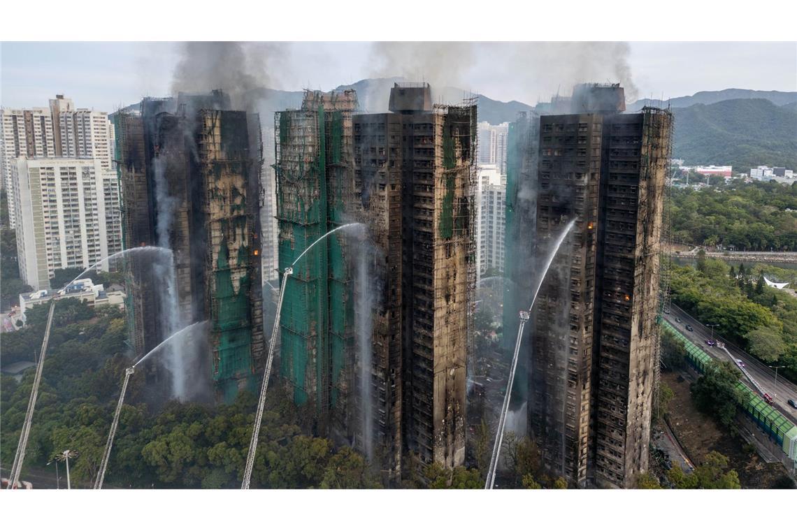 Auch fast 20 Stunden nach Ausbruch des Feuers kämpften die Einsatzkräfte noch gegen Flammen.