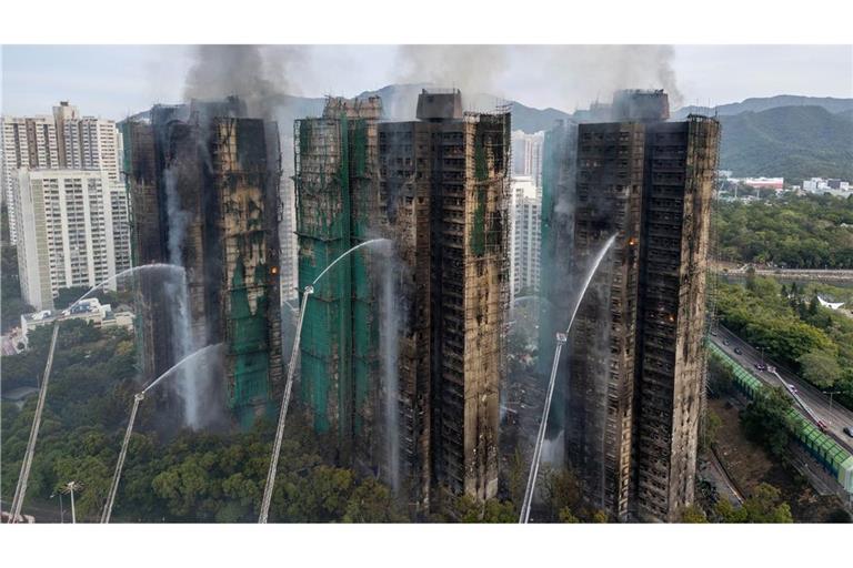 Auch fast 20 Stunden nach Ausbruch des Feuers kämpften die Einsatzkräfte noch gegen Flammen.