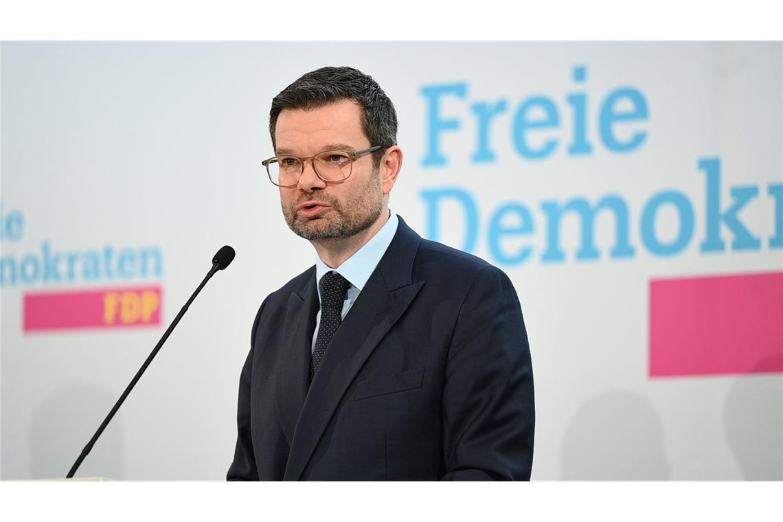 Auch FDP-Generalsekretär Marco Buschmann gab am Montag bekannt, nach der Wahlniederlage der Freien Demokraten zurückzutreten. „Dieses Wahlergebnis blieb weit hinter unseren Ansprüchen zurück. Und deshalb habe auch ich mich entschieden, dass jetzt Platz sein muss und Zeit sein muss für neue frische Köpfe“, sagte er.