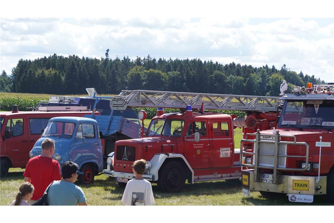 Mit dem Retro-Panzer über den Acker pflügen Auch Feuerwehrfahrzeuge waren auf dem Museumsgelände zu sehen.
