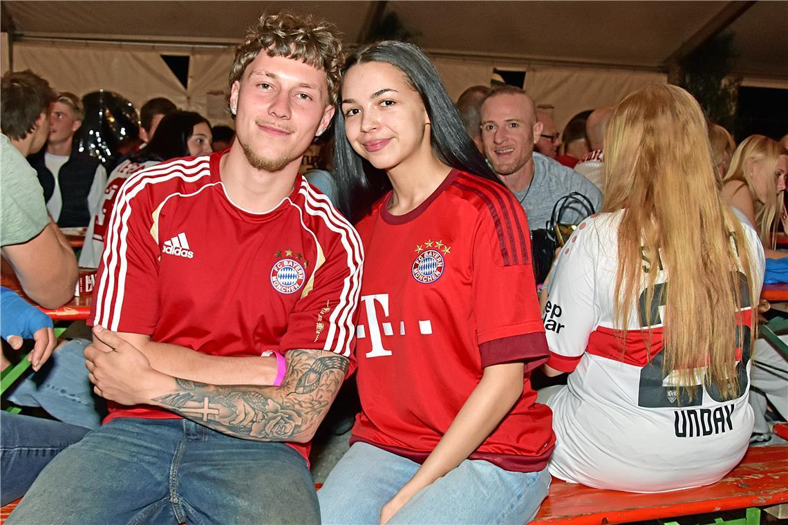 Auch finden sich vereinzelt Fans im Trikot des FC Bayern - hier Maurice Lohöfer ...