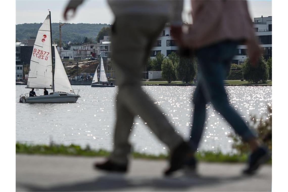 Gang mit 45 Jahren zeigt viel über Fitness Auch für 45-Jährige gilt: Der Gang verrät, wie fit eine Person ist. Foto: Bernd Thissen/dpa