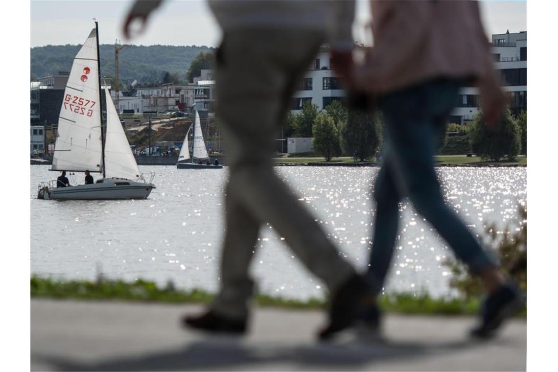 Auch für 45-Jährige gilt: Der Gang verrät, wie fit eine Person ist. Foto: Bernd Thissen/dpa