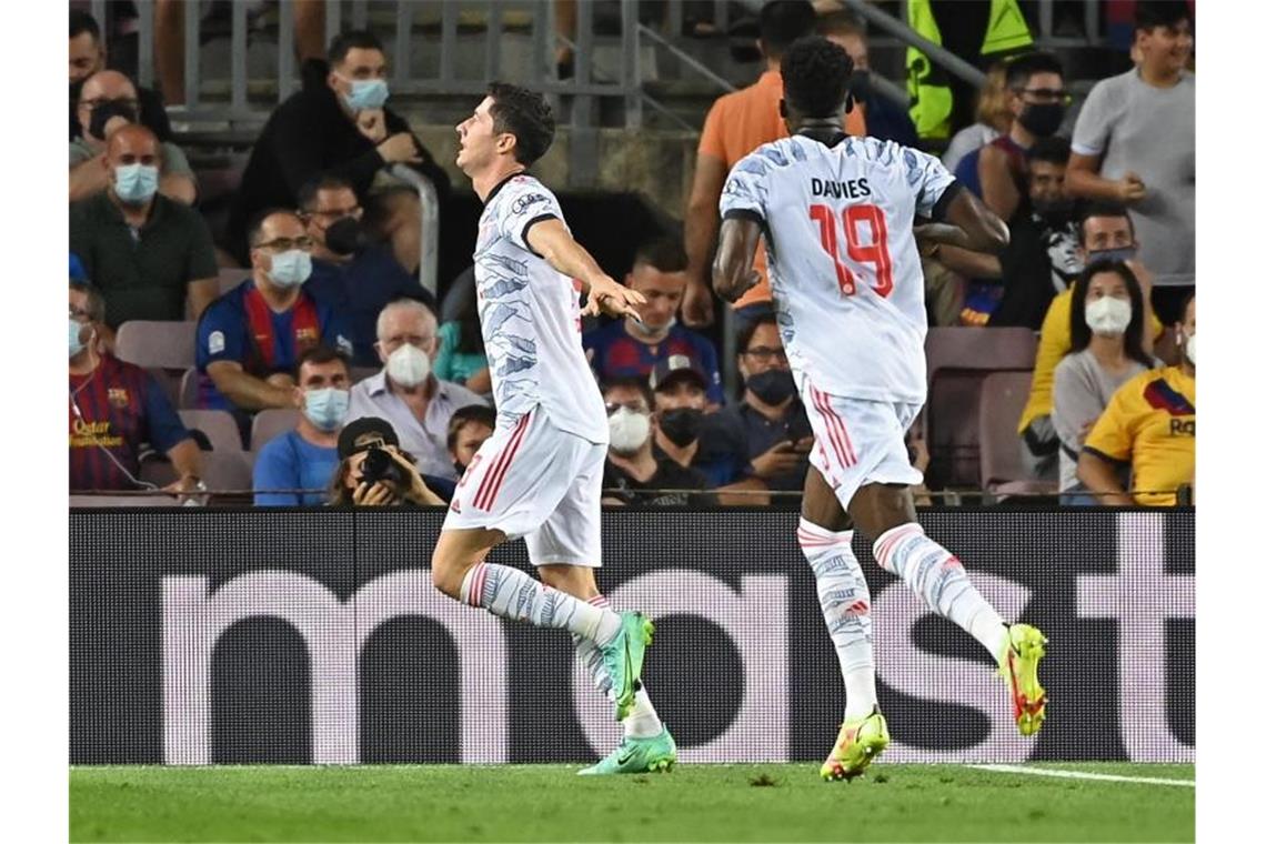 FC Bayern demütigt Barcelona erneut: Klarer Sieg im Camp Nou Auch für das 3:0 sorgte Robert Lewandowski (l). Foto: Sven Hoppe/dpa