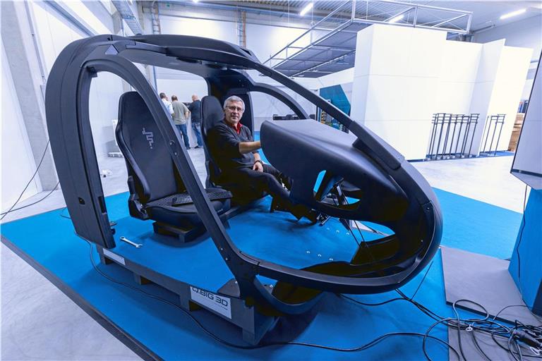 Auch für das Backnanger Unternehmen Q.Big 3D ist endgültig Schluss. Die 3-D-Drucker des Unternehmens lieferten unter anderem die Kunststoffteile für Helikoptersimulatoren, wie sie der damalige Vertriebsleiter Oliver Friz hier präsentiert. Archivfoto: Alexander Becher