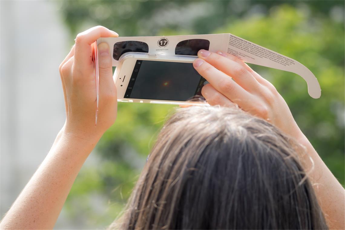 Sonnenfinsternis durch das Handy beobachten? Auch für die Handykamera sollte ein Filter benutzt werden.