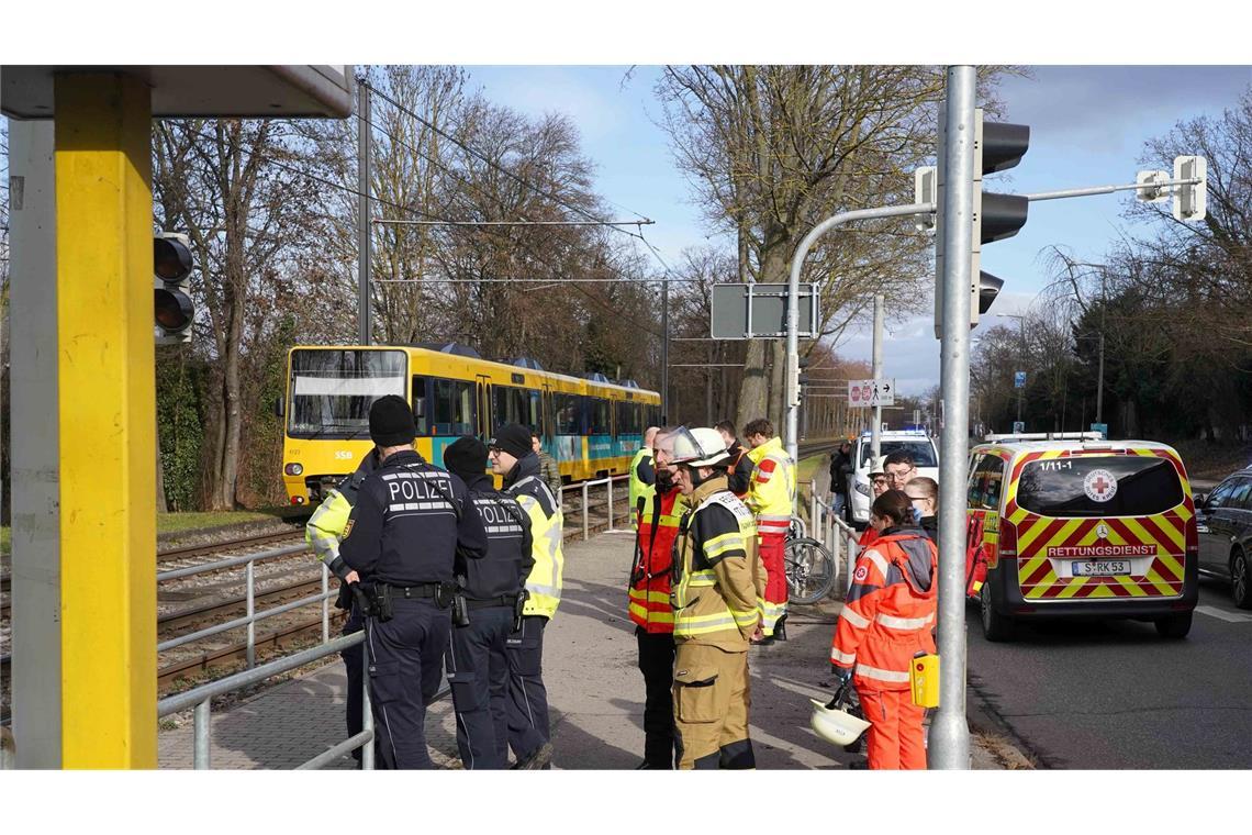 Junge stößt Kind gegen Stadtbahn - Zwölfjähriger stirbt Auch für die Kräfte von Polizei und Feuerwehr ist das ein schwieriger Einsatz.