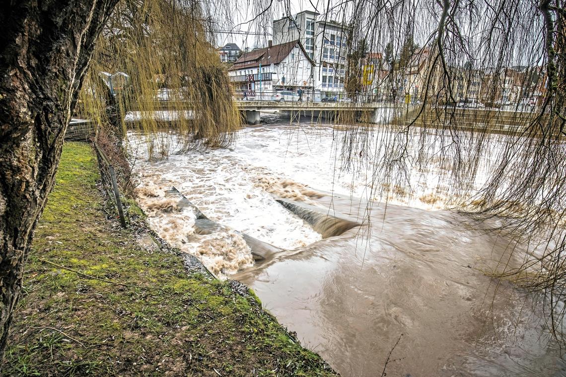 Dauerregen lässt Murr deutlich anschwellen Auch für heute hat der Deutsche Wetterdienst heftige Regenfälle vorausgesagt. Dies hat auch deutlich sichtbare Auswirkungen auf den Murrpegel. Foto: A. Becher