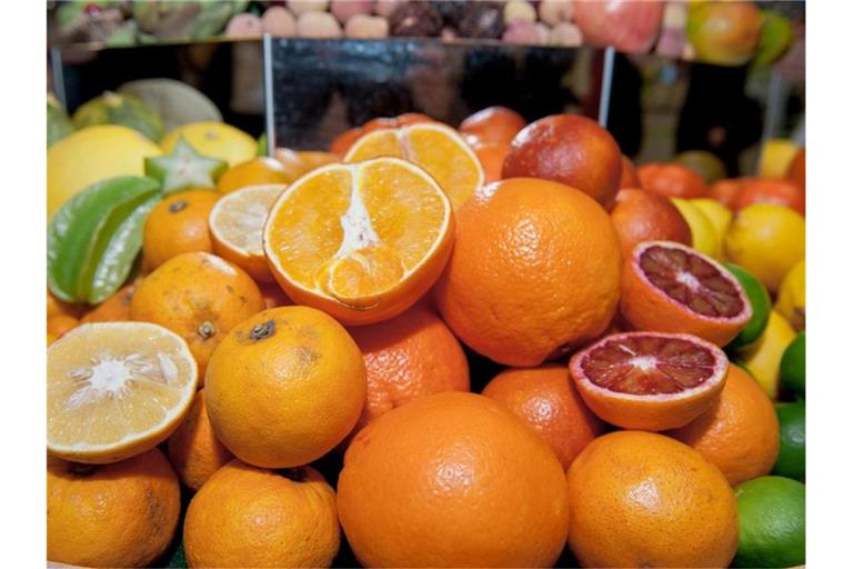 Auch für Orangen und andere Zitrusfrüchte führt die EU neue Grenzwerte für Gifte ein. Foto: Felix Zahn/dpa