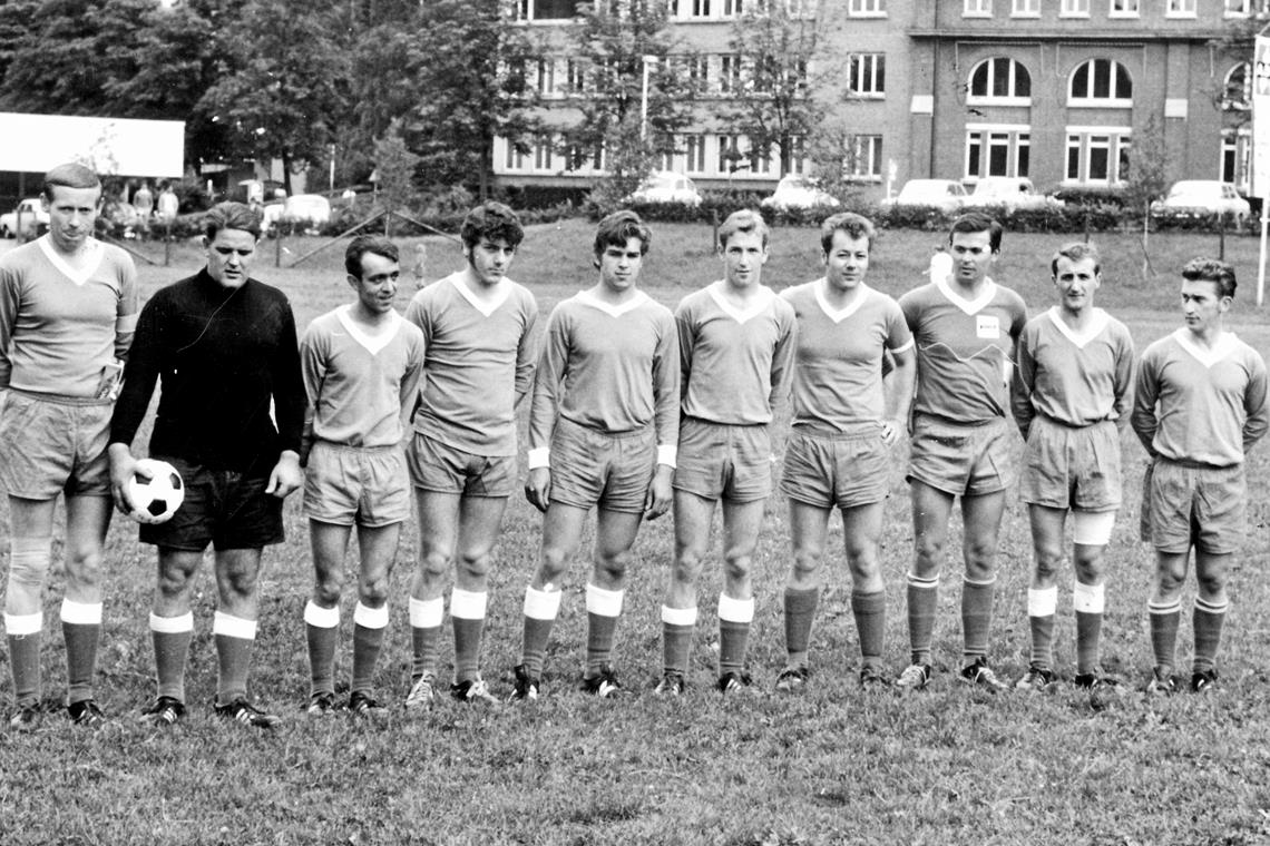 Auch Fußball wurde bei der Firma Adolff gespielt. Hier eine Mannschaft aus den S...