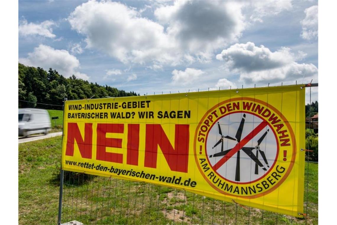 SPD-Umweltexperte: Widerspruch gegen Stromtrassen erschweren Auch gegen die Art der Stromerzeugung gibt es Protest: Plakat von Windkraft-Gegnern im Bayerischen Wald. Foto: Armin Weigel/dpa/Archiv