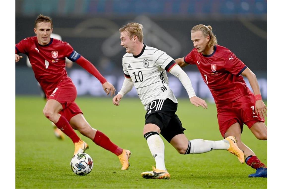 Auch gegen die Tschechen sei Julian Brandt (M.) laut Bundestrainer Löw „nicht immer glücklich in seinen Aktionen“ gewesen. Foto: Robert Michael/dpa-Zentralbild/dpa