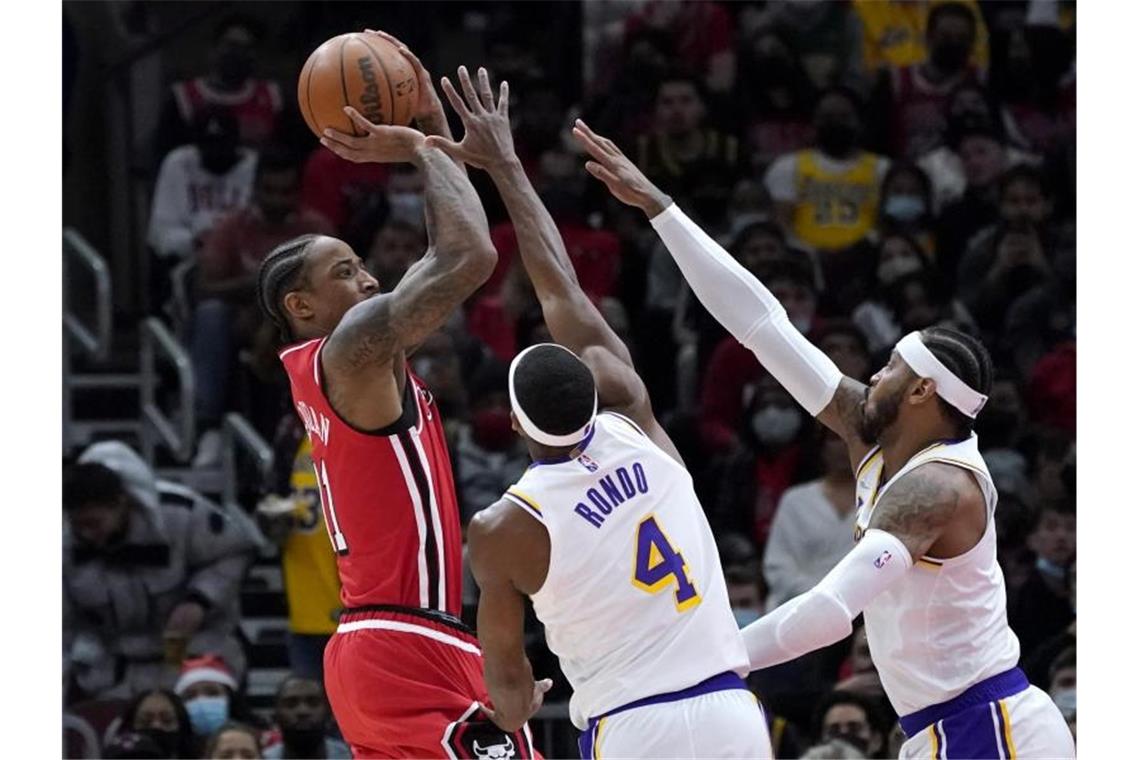 NBA: DeRozan erneut mit Siegtreffer in letzter Sekunde Auch gegen Washington erfolgreich: Chicago Bulls-Forward DeMar DeRozan (l). Foto: Nam Y. Huh/AP/dpa/Archivbild