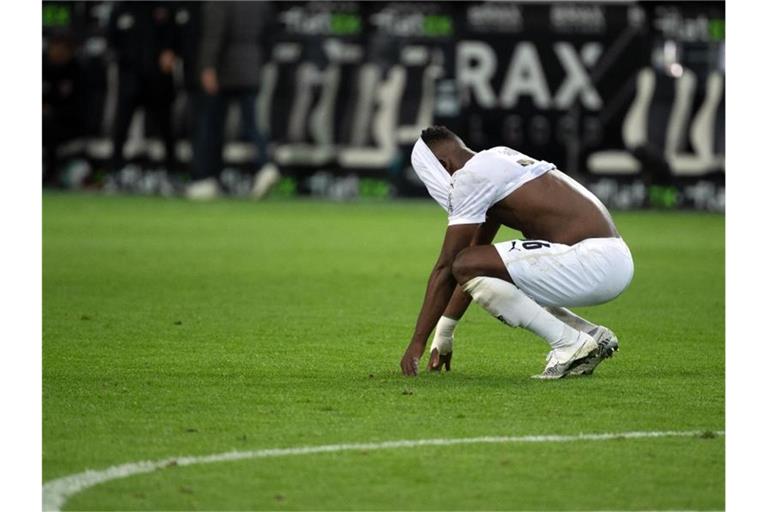 Auch Gladbachs Breel Embolo ärgerte sich nach dem späten Gegentor. Foto: Federico Gambarini/dpa