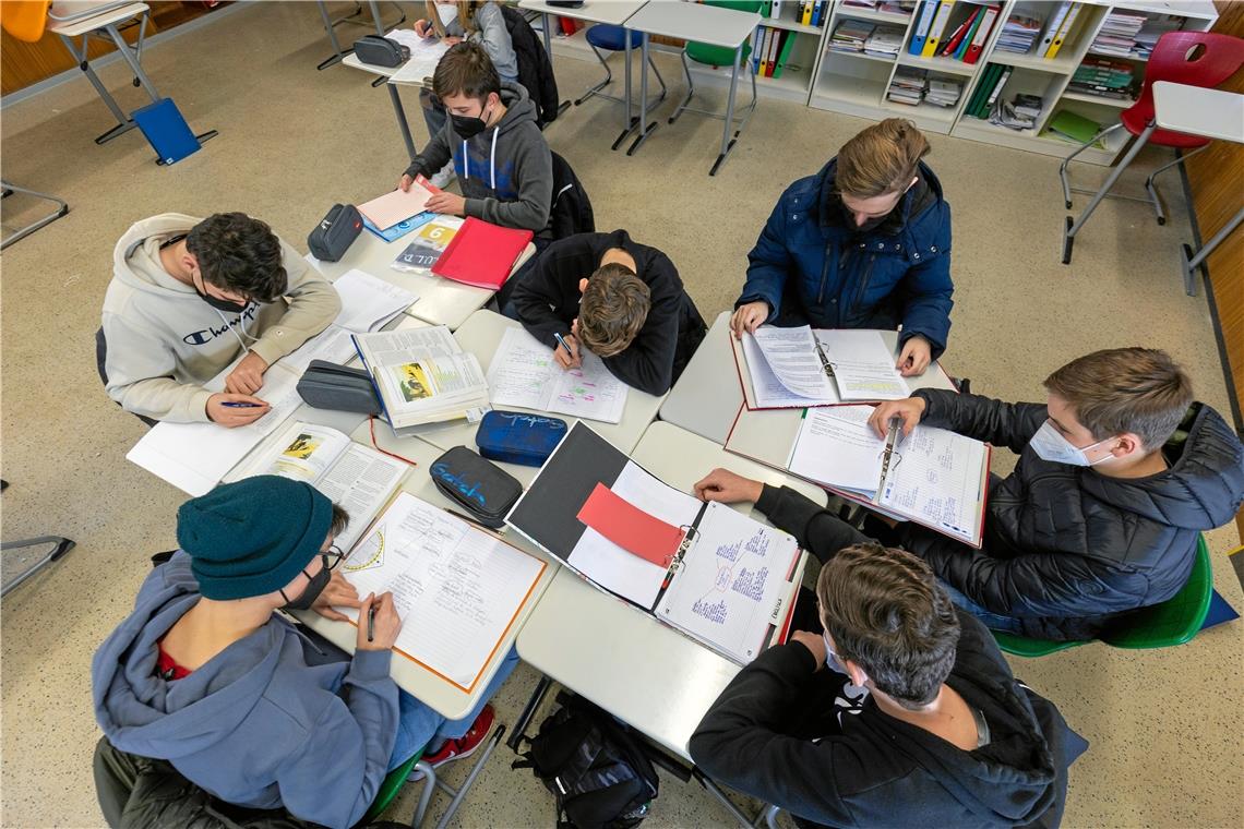 Auch Hausaufgaben werden im Lerncafé erledigt, das für die Schüler eine echt coole Sache ist. Foto: A. Becher