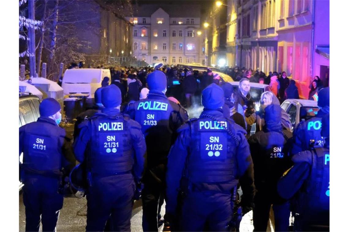 Polizei geht gegen Corona-Proteste vor Auch hier in Freiberg kam es zu Protesten gegen die Corona-Maßnahmen der Regierung. Foto: Sebastian Willnow/dpa-Zentralbild/dpa