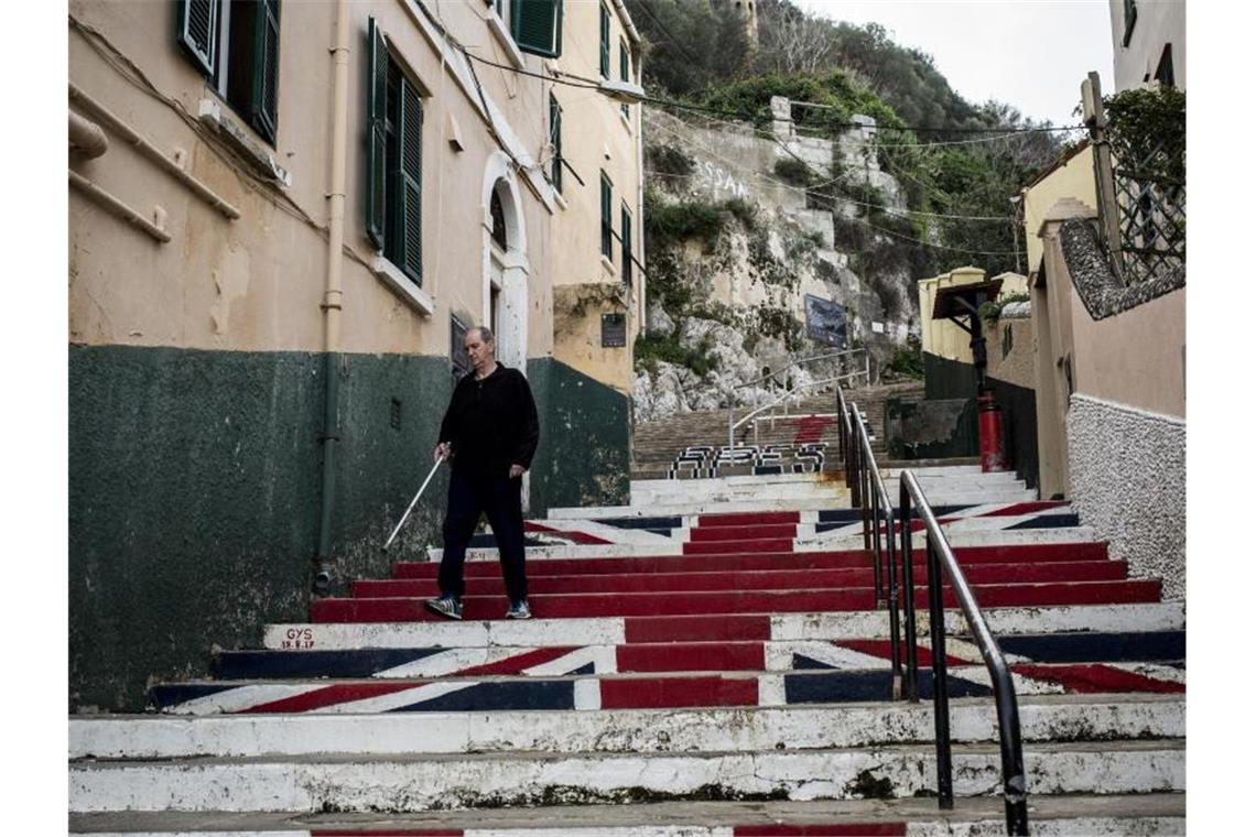 Nach britischem EU-Austritt warten harte Verhandlungen Auch hier wird sich vieles ändern: Ein Mann geht in der britischen Mittelmeer-Exklave Gibraltar eine Treppe hinunter, auf der ein Union Jack gemalt wurde. Foto: Javier Fergo/AP/dpa