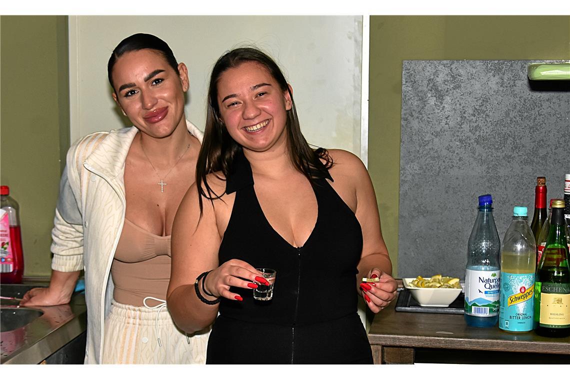 Auch hinter der Theke ist im Unique die Stimmung beim Personal bestens. Livenach...