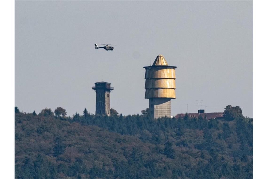 Auch Hubschrauber waren an der Suchaktion beteiligt. Hier über dem Berg Cerchov bei Waldmünchen. Foto: Armin Weigel/dpa