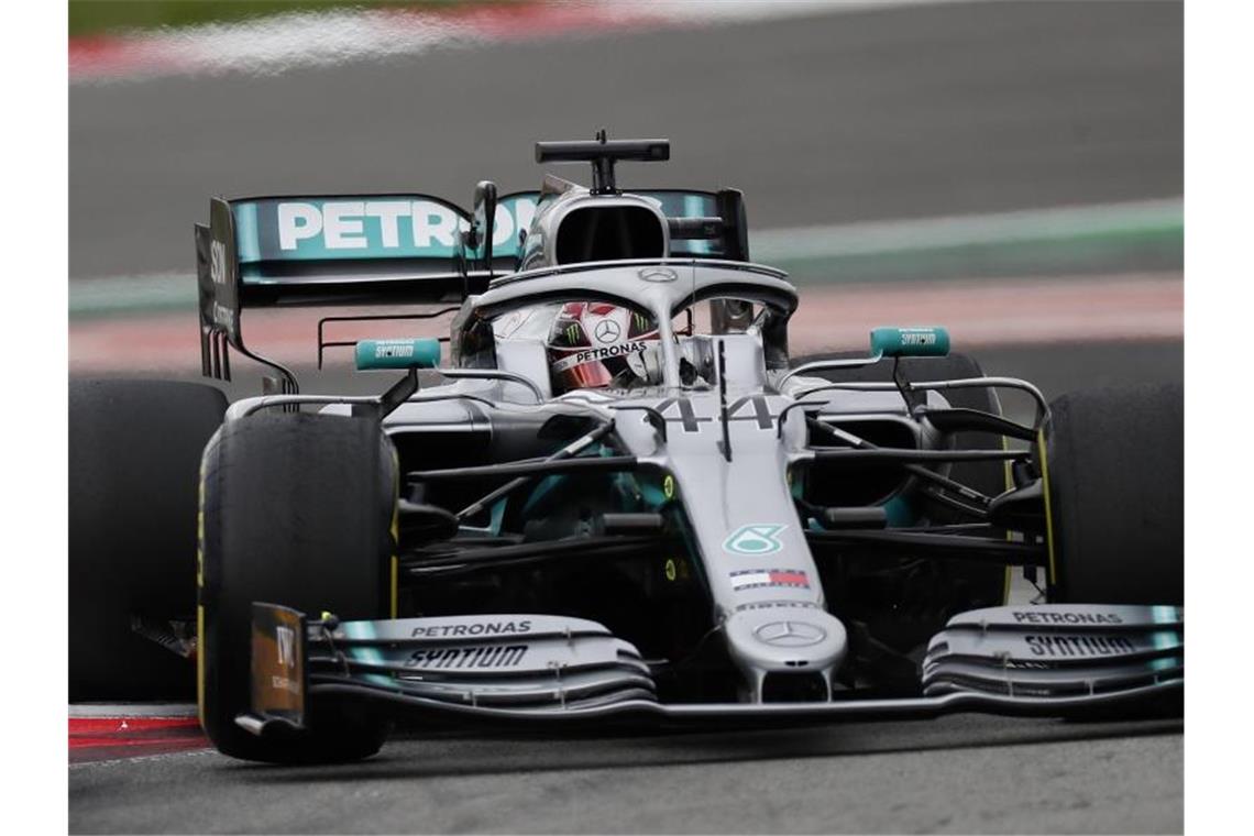 Hamilton Schnellster im Formel-1-Abschlusstraining Auch im Abschlusstraining wieder vorn: Lewis Hamilton mit seinem Silberpfeil. Foto: Manu Fernandez