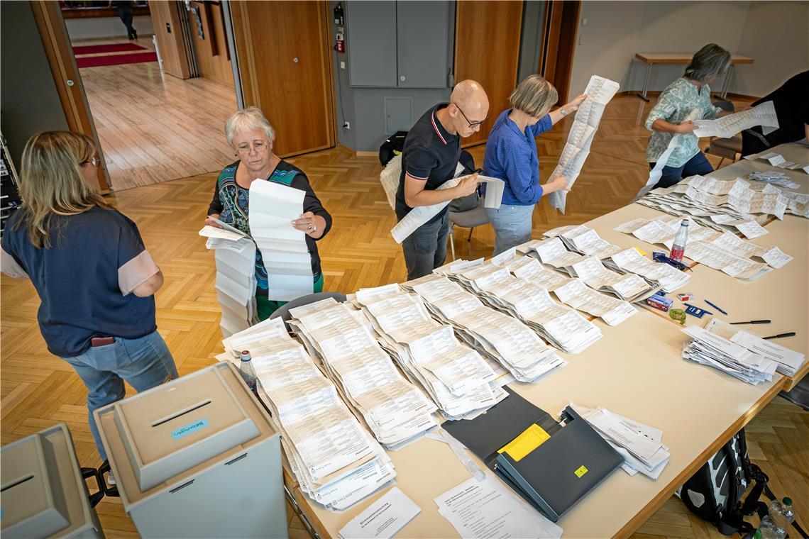 Auch im Backnanger Bürgerhaus wurde gestern tatkräftig ausgezählt. Foto: Alexander Becher 